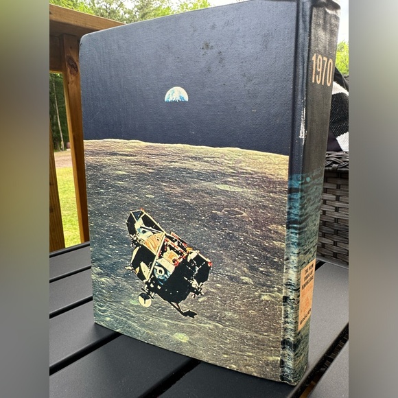 The New Book of Knowledge Annual 1970 - Picture 4 of 8